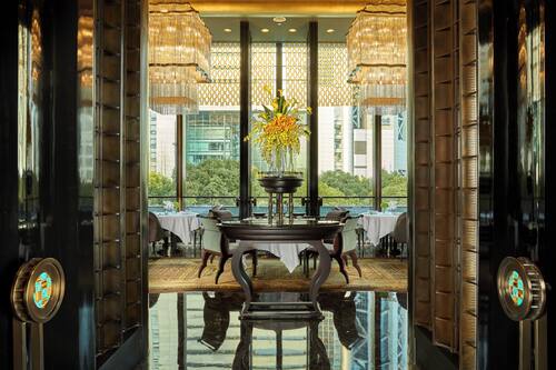 3 restaurants servant le déjeuner, le dîner et le souper
