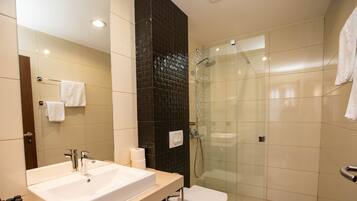 Suite Junior, 1 kamar tidur, pemandangan kota | Kamar mandi | Pengering rambut dan handuk