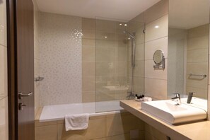 Deluxe Single Room, 1 Double Bed | Bathroom | Hair dryer, towels - Hotel Sirius (Pristina)