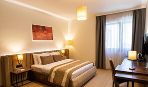 Habitación individual estándar | Minibar, caja de seguridad en la habitación y escritorio 