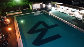 Kolam renang outdoor musiman