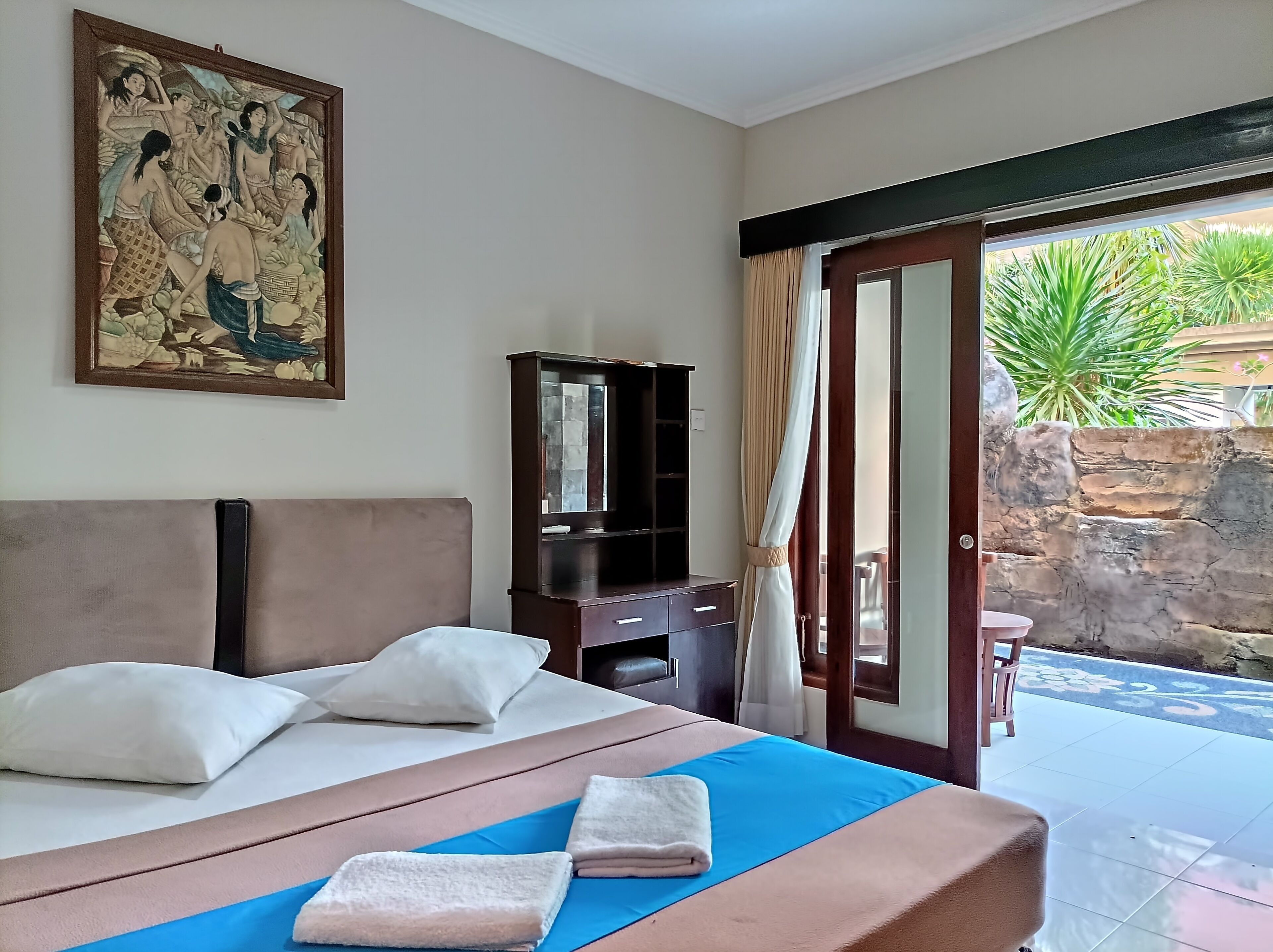 Escritorio, wifi gratis y ropa de cama 