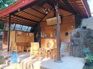 Coin salon dans le hall