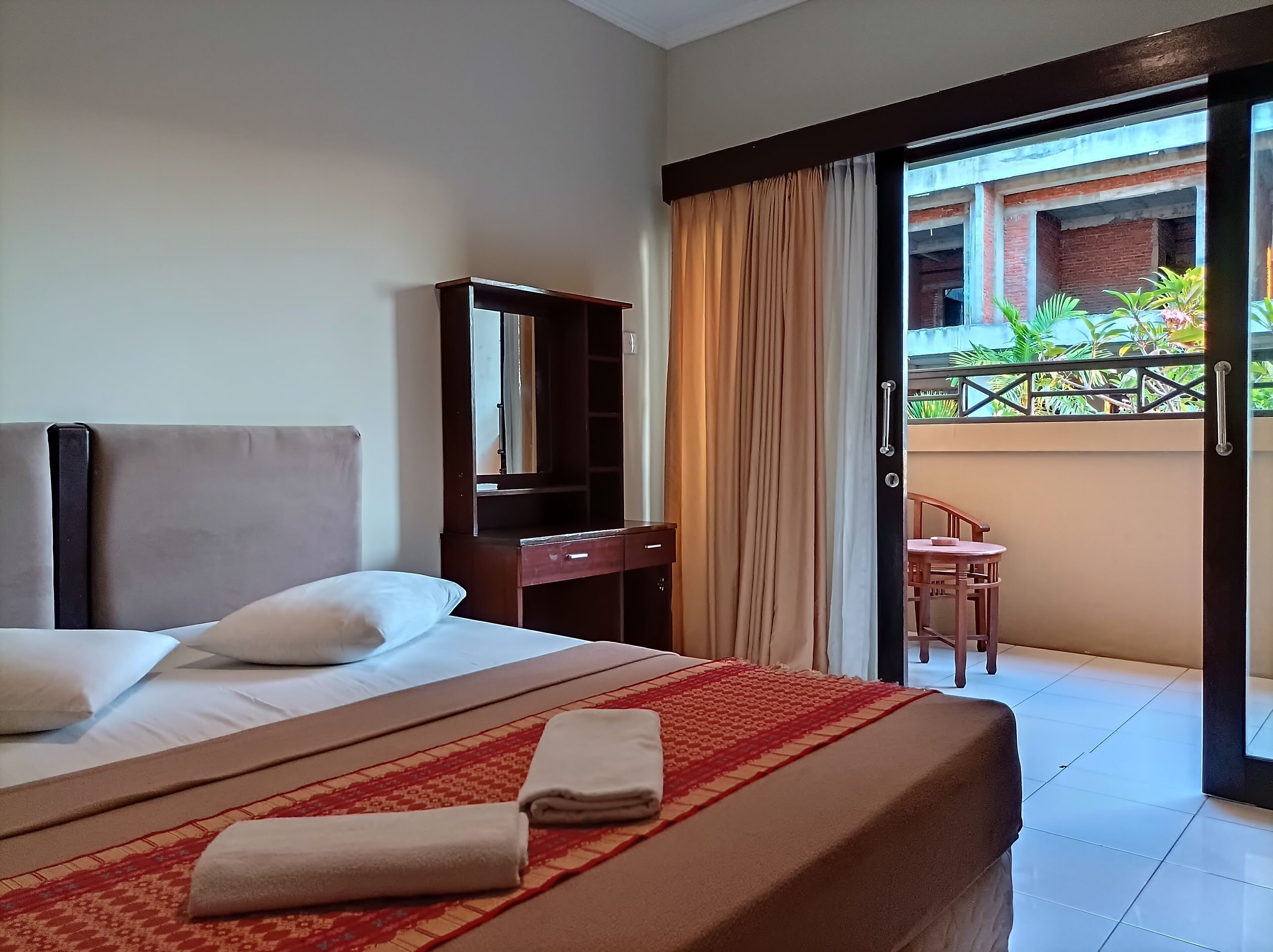 Escritorio, wifi gratis y ropa de cama 