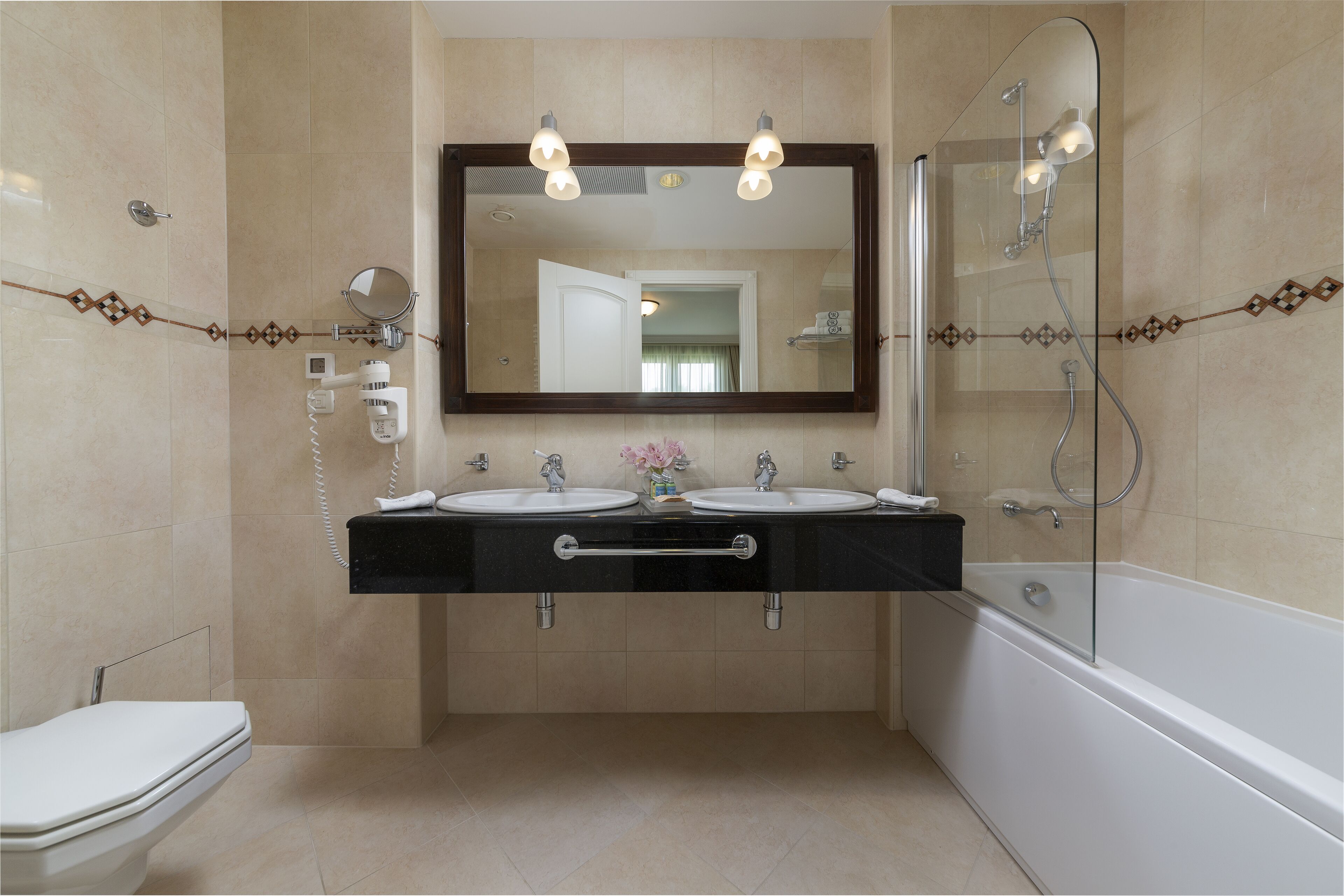 bathtub, deep-soaking bathtub, free toiletries, hair dryer