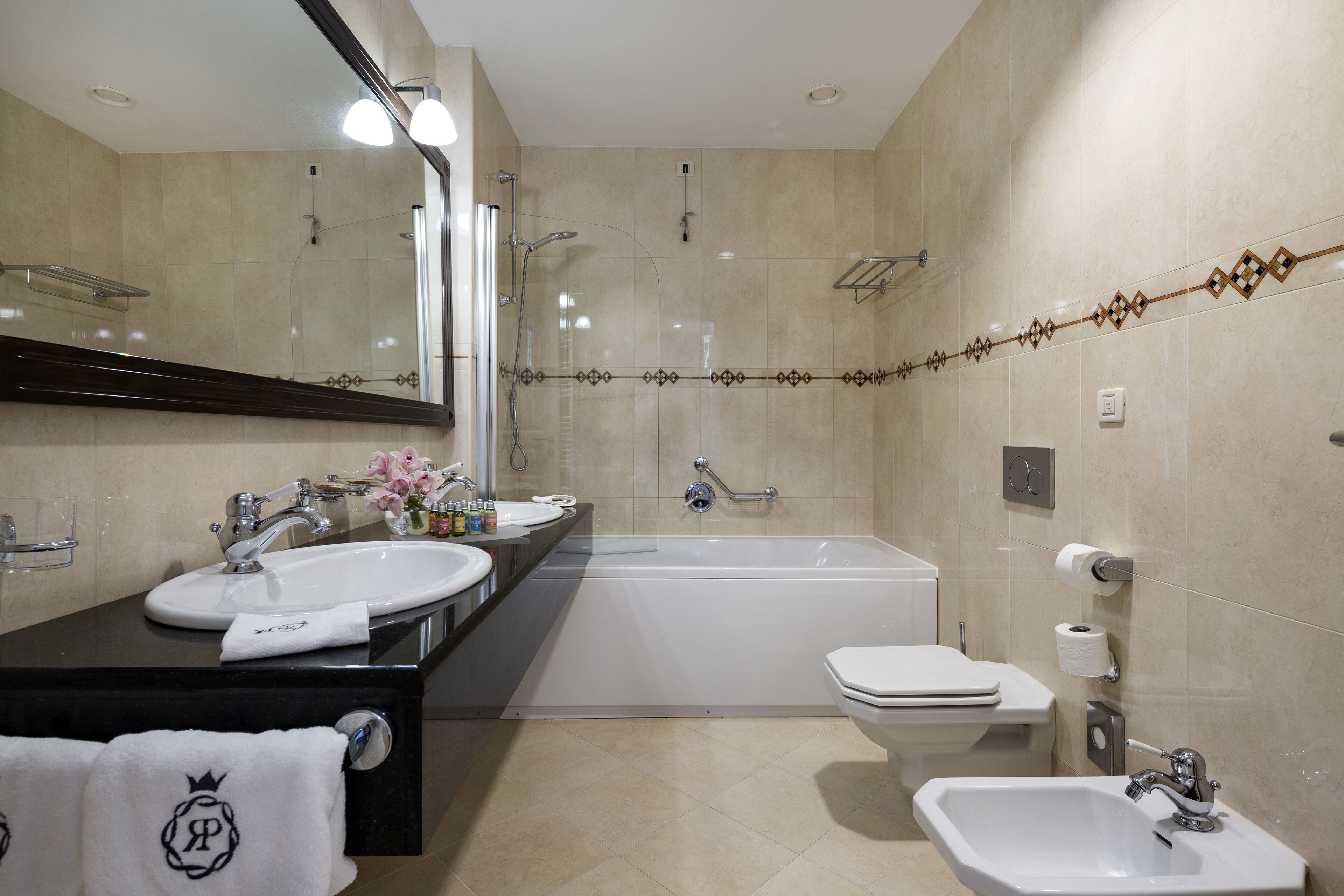 bathtub, deep-soaking bathtub, free toiletries, hair dryer