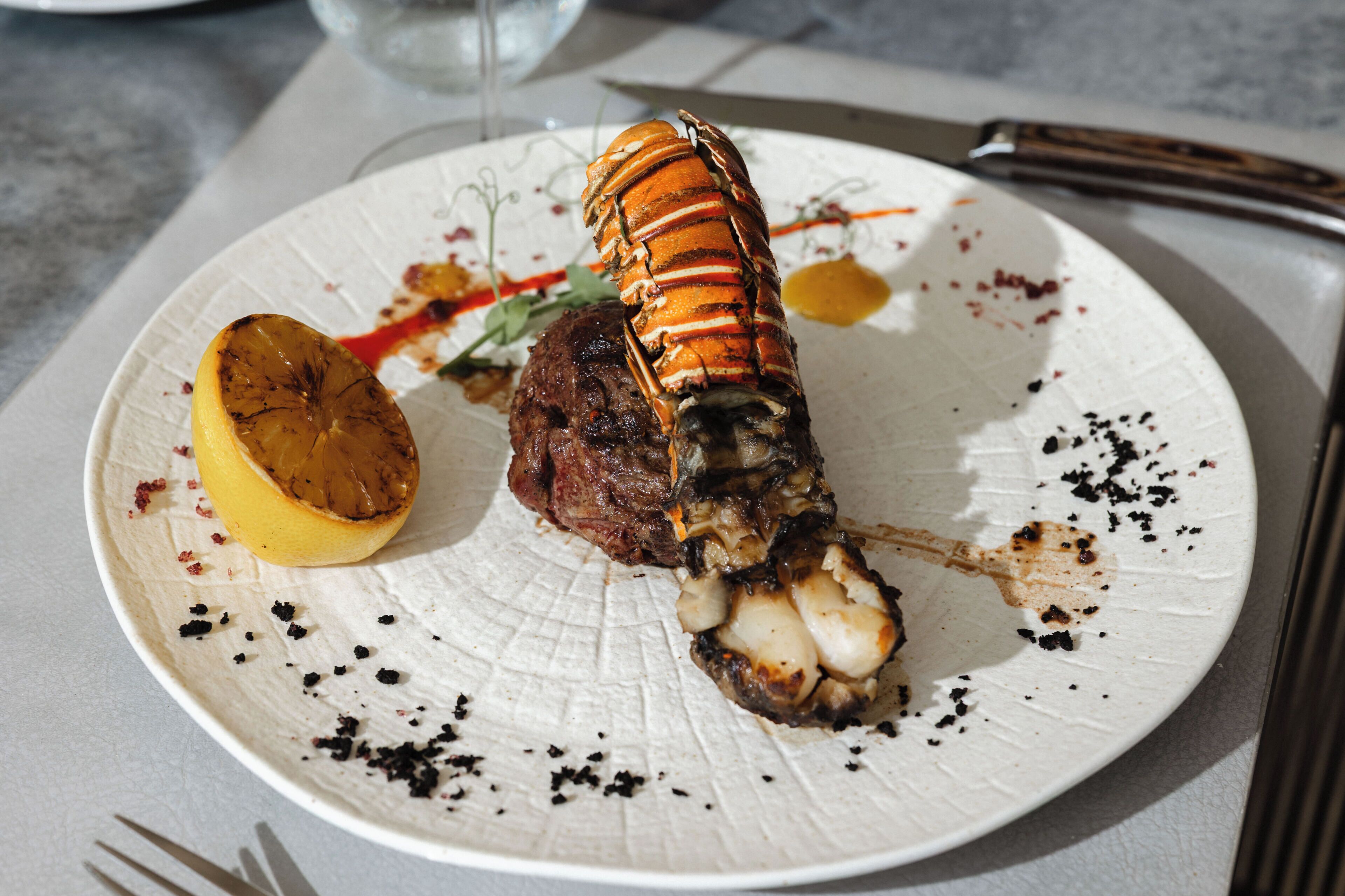 Plat amb cua de llagosta, filet i llimona.