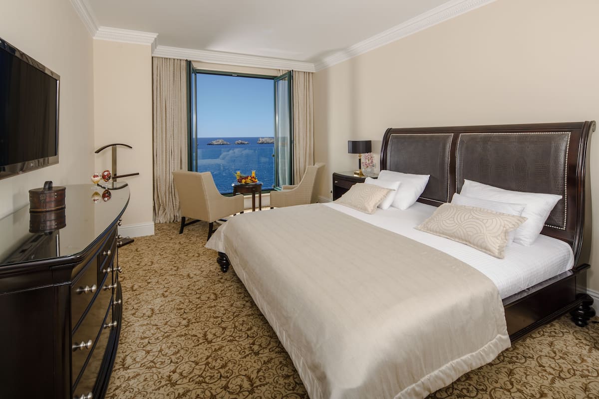 1 bedroom, premium bedding, minibar, in-room safe