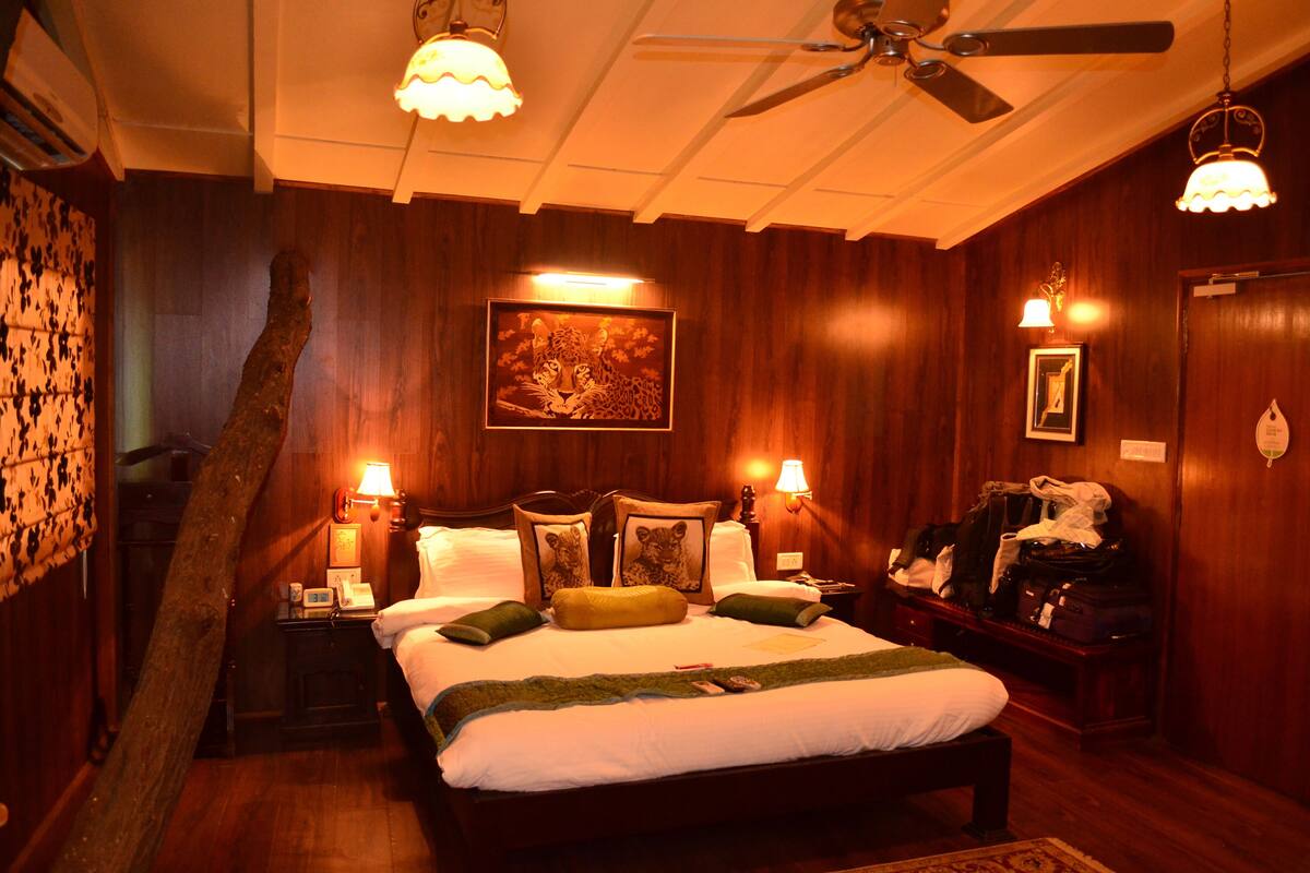 Premium bedding, desk, WiFi (free), individually furnished
