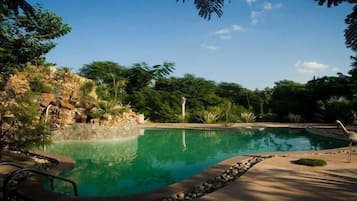 3 piscine all'aperto, ombrelloni da piscina