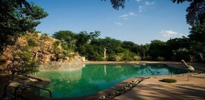 3 piscines a l'aire lliure i para-sols 