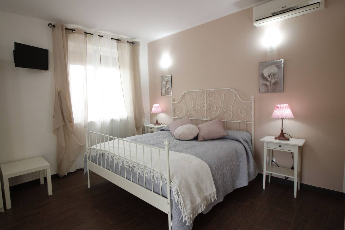 Select Comfort beds, free cots/infant beds, rollaway beds, free WiFi