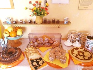 Free daily buffet breakfast - Casa MariAngi (Castellana Grotte)