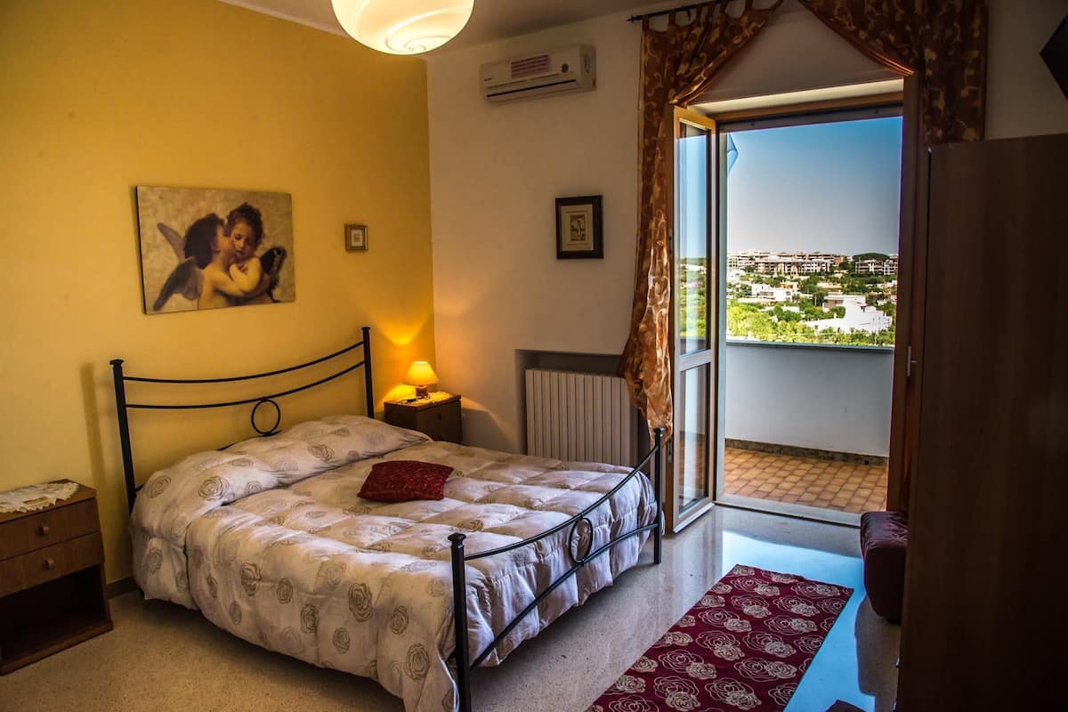 Habitación cuádruple clásica, balcón | Ropa de cama de alta calidad, escritorio, camas extra y wifi gratis