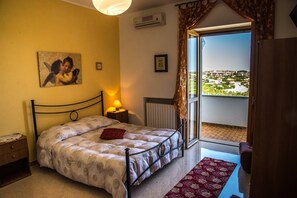 Classic Quadruple Room, Balcony | Premium bedding, desk, rollaway beds, free WiFi - Casa MariAngi (Castellana Grotte)
