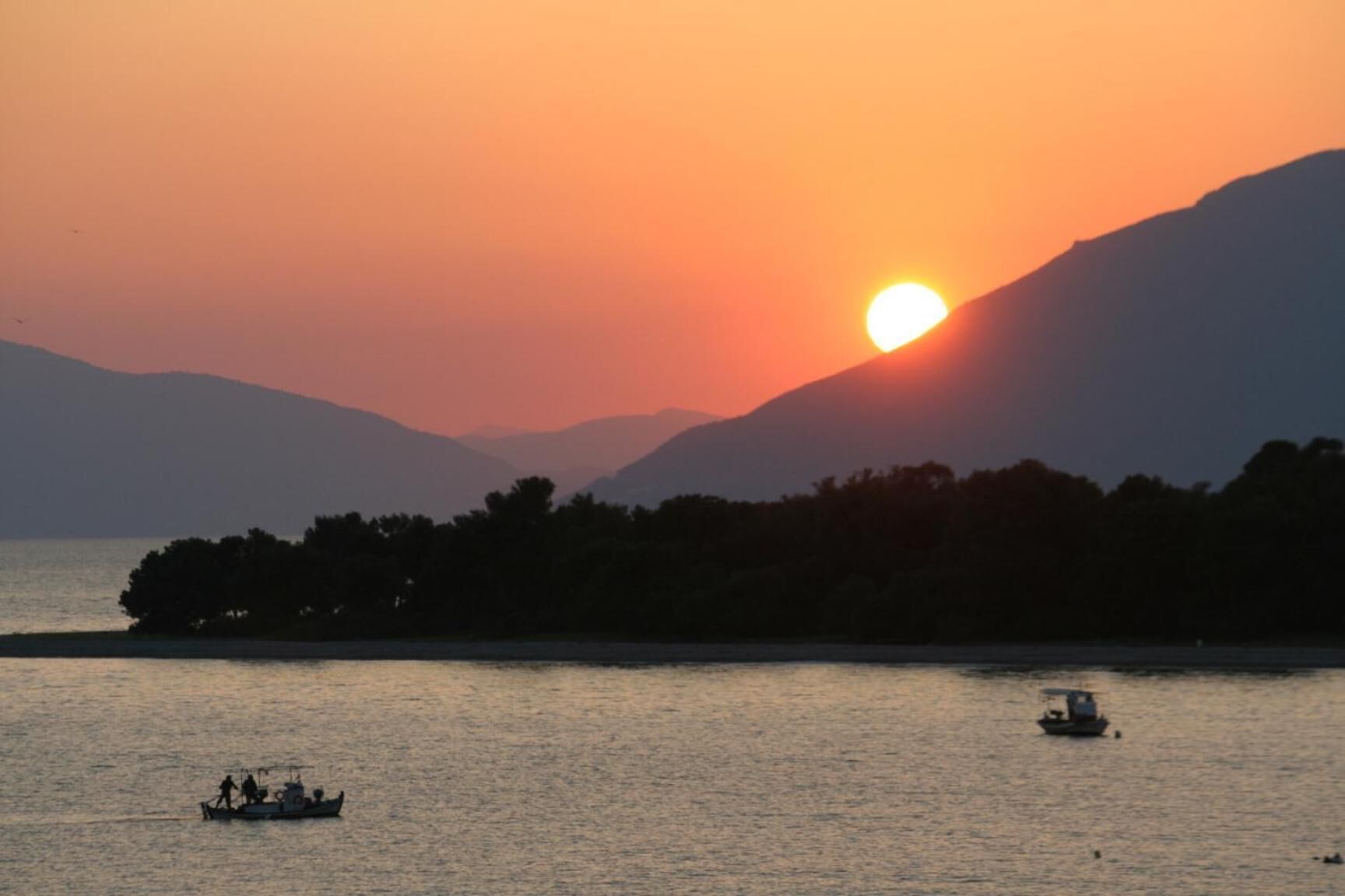 beach nearby, sun-loungers, beach umbrellas