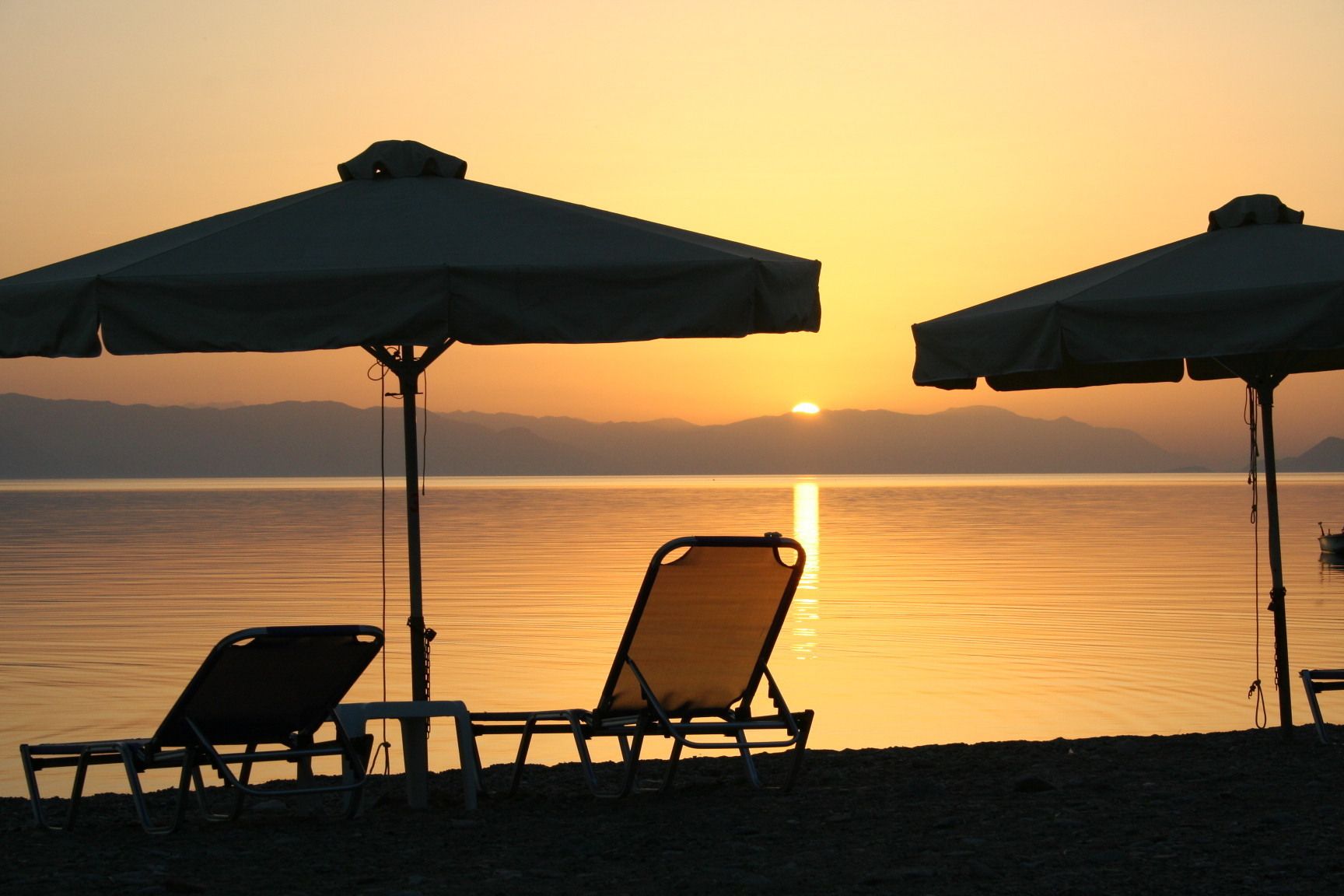 beach nearby, sun-loungers, beach umbrellas