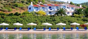 Gần bãi biển, ghế dài tắm nắng, dù trên bãi biển 