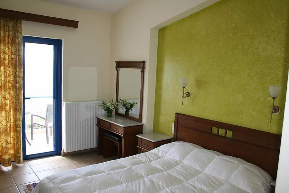 double room, sea view | blackout curtains, soundproofing, iron/ironing board