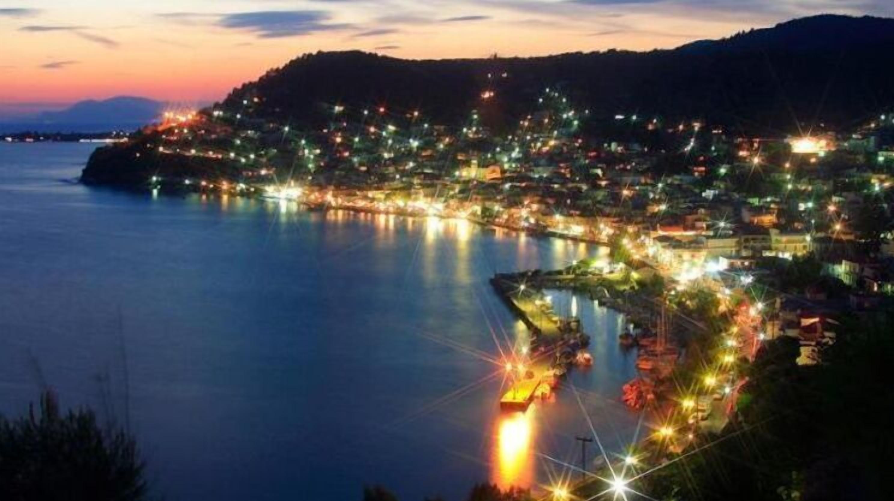 beach nearby, sun-loungers, beach umbrellas
