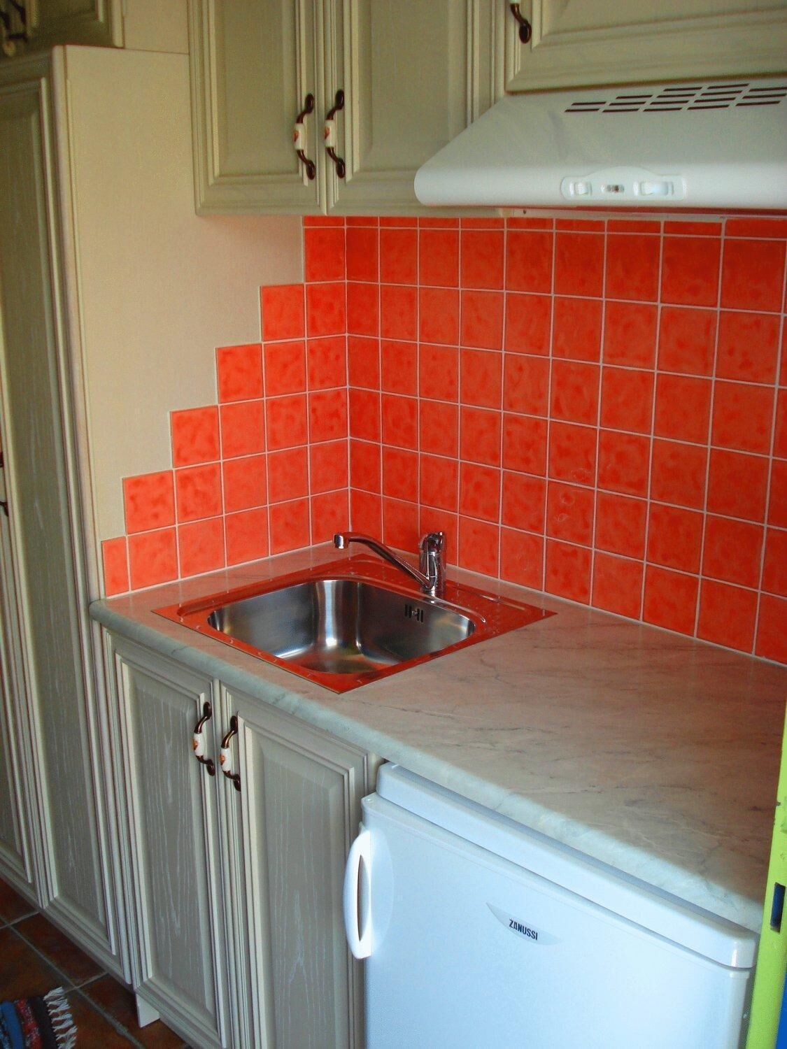 fridge, coffee/tea maker