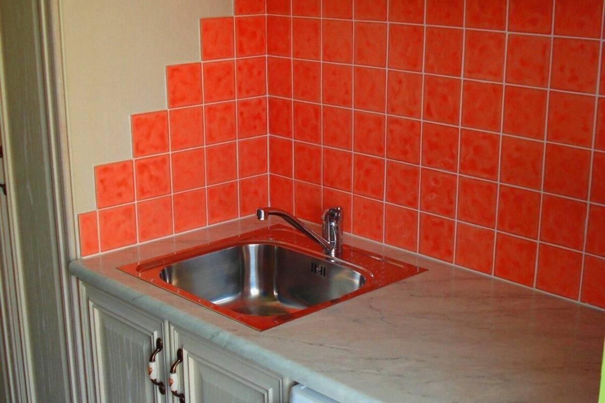 fridge, coffee/tea maker