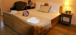 Standard Apartment, 1 Queen Bed | Premium bedding, soundproofing, cribs/infant beds, free WiFi