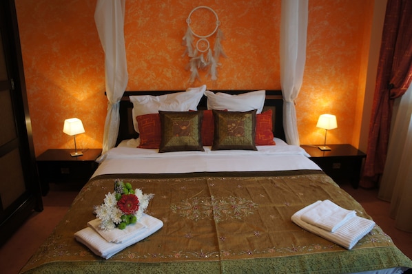 Two Bedroom Apartment with 2 Queen Beds | Premium bedding, soundproofing, cots/infant beds, free WiFi