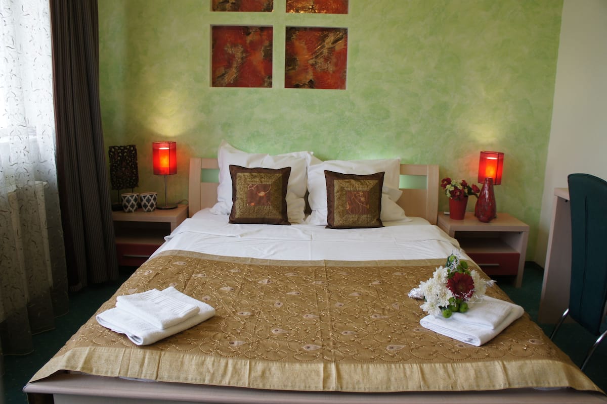 Two Bedroom Apartment with 2 Queen Beds | Premium bedding, soundproofing, cribs/infant beds, free WiFi
