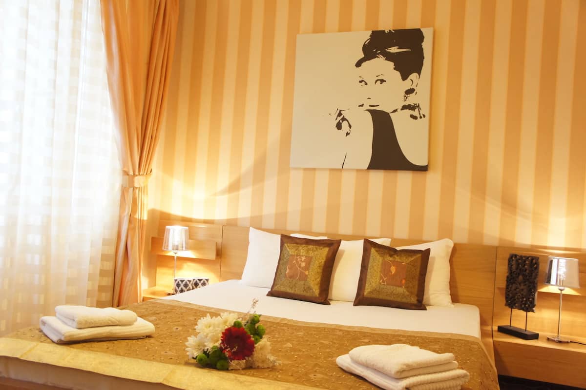 One Bedroom Apartment for 2 adults and 2 children | Premium bedding, soundproofing, cribs/infant beds, free WiFi