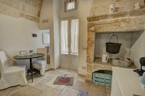 24-inch flat-screen TV with cable channels, TV - B&B Casa Fiore (Polignano a Mare)