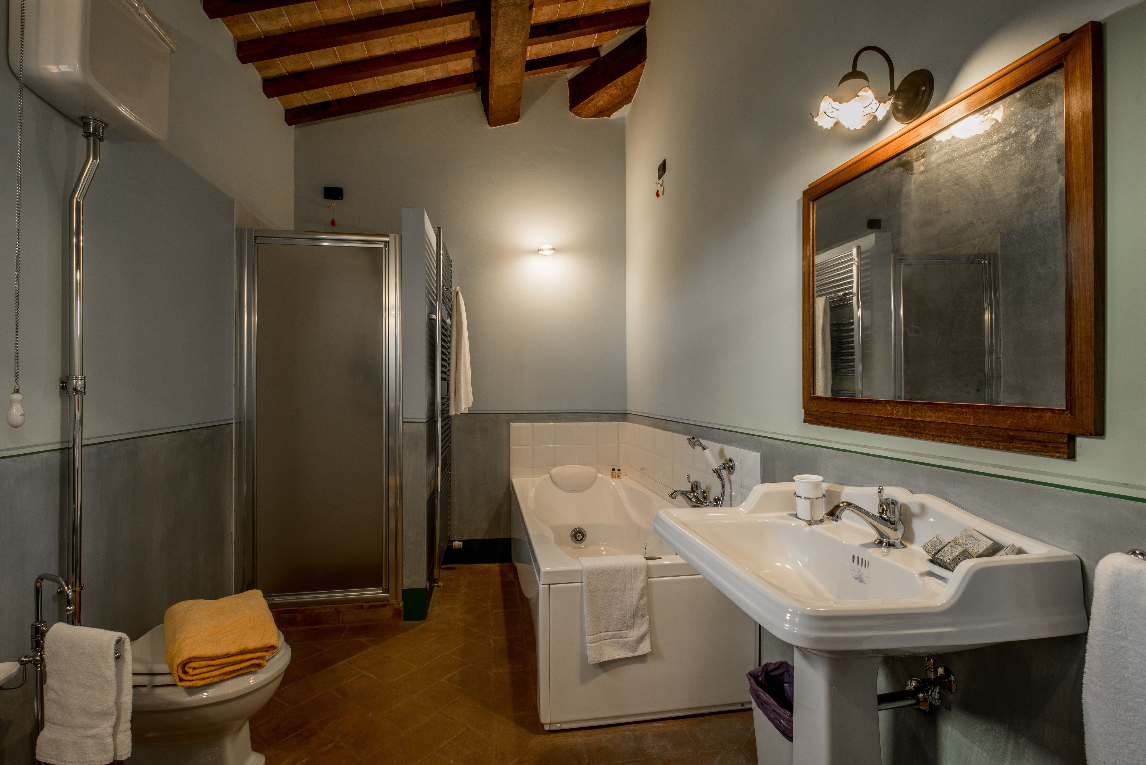 Een badkamer met een bad, wastafel en toilet.