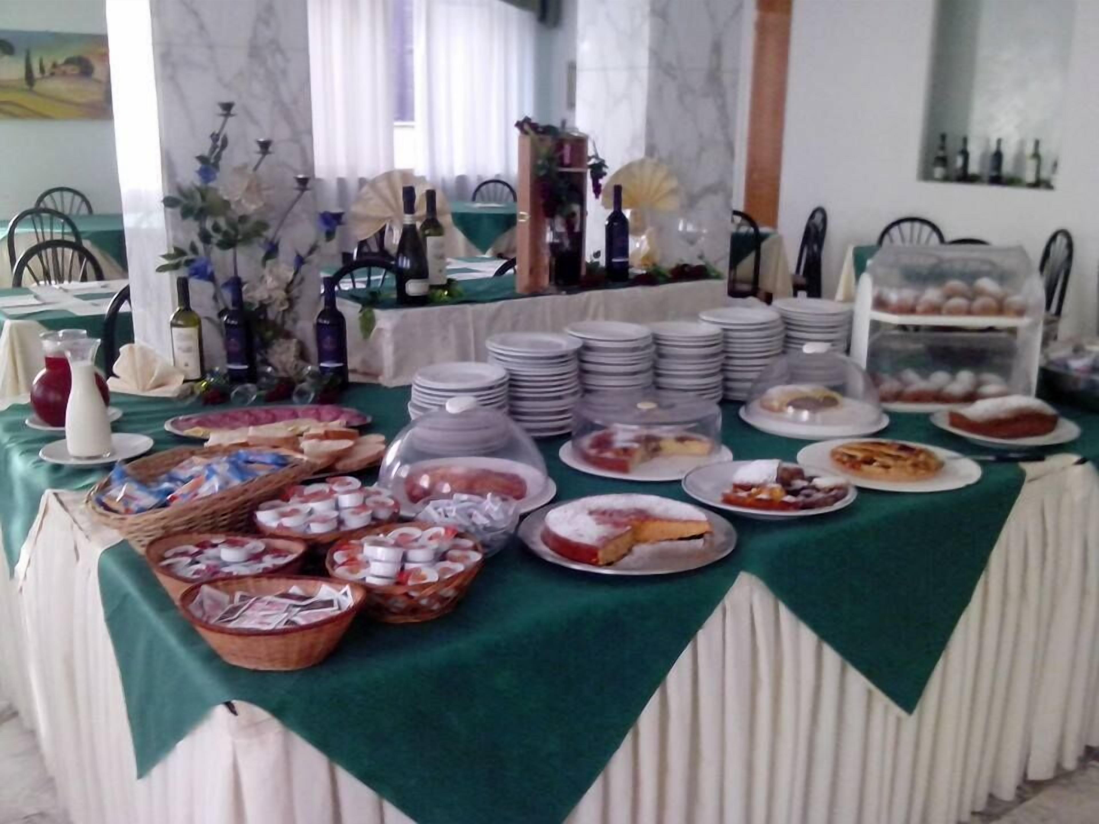 Petit déjeuner, déjeuner et dîner servis sur place, vue sur le jardin