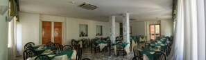 Melayani sarapan, makan siang, makan malam; dengan pemandangan taman