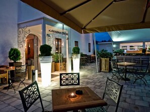 Outdoor dining - B&B Dvor Tacen (Ljubljana)