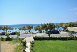 Studio, sjøutsikt | Lydisolert, barnesenger (inkludert), wi-fi (inkludert) og sengetøy