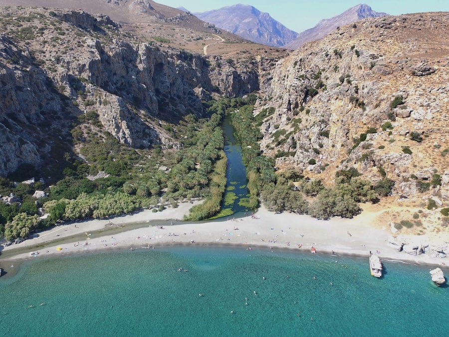 Perto da praia, espreguiçadeiras, guarda-sóis