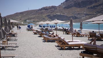 In Strandnähe, Liegestühle, Sonnenschirme