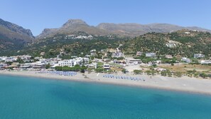 In Strandnähe, Liegestühle, Sonnenschirme