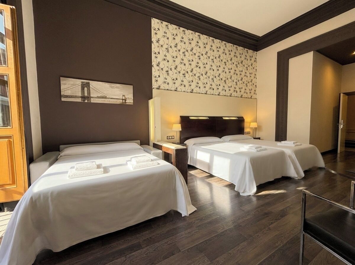 Suite, balkon (for 3 People) | Minibar, brankas, meja kerja, dan tirai kedap cahaya