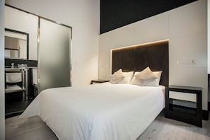 標準雙人房 | 迷你吧、客房內保險箱、書桌、遮光布/窗簾