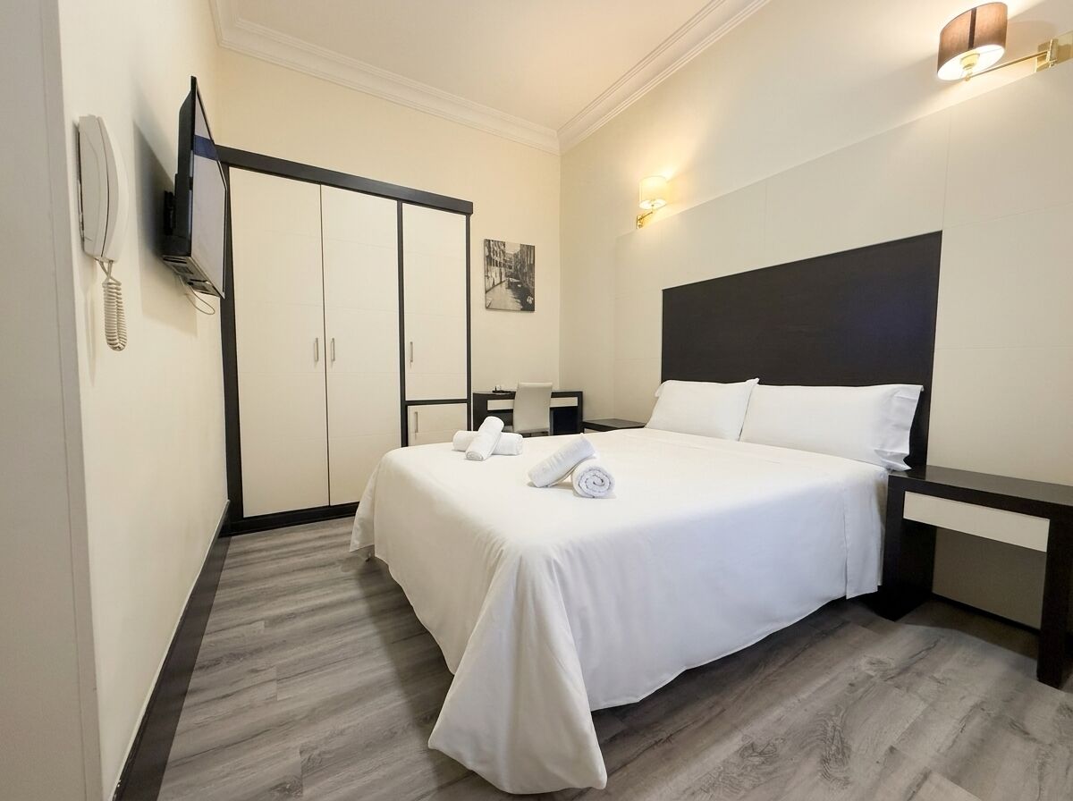Kamar Double Standar | Minibar, brankas, meja kerja, dan tirai kedap cahaya