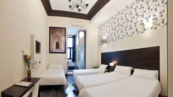 Habitación cuádruple | 1 dormitorio, minibar, caja fuerte y escritorio