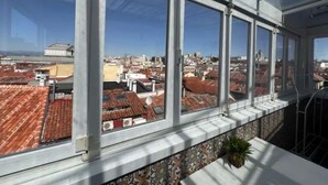 Un immeuble de grande hauteur doté de grandes fenêtres offrant une vue sur le paysage urbain.