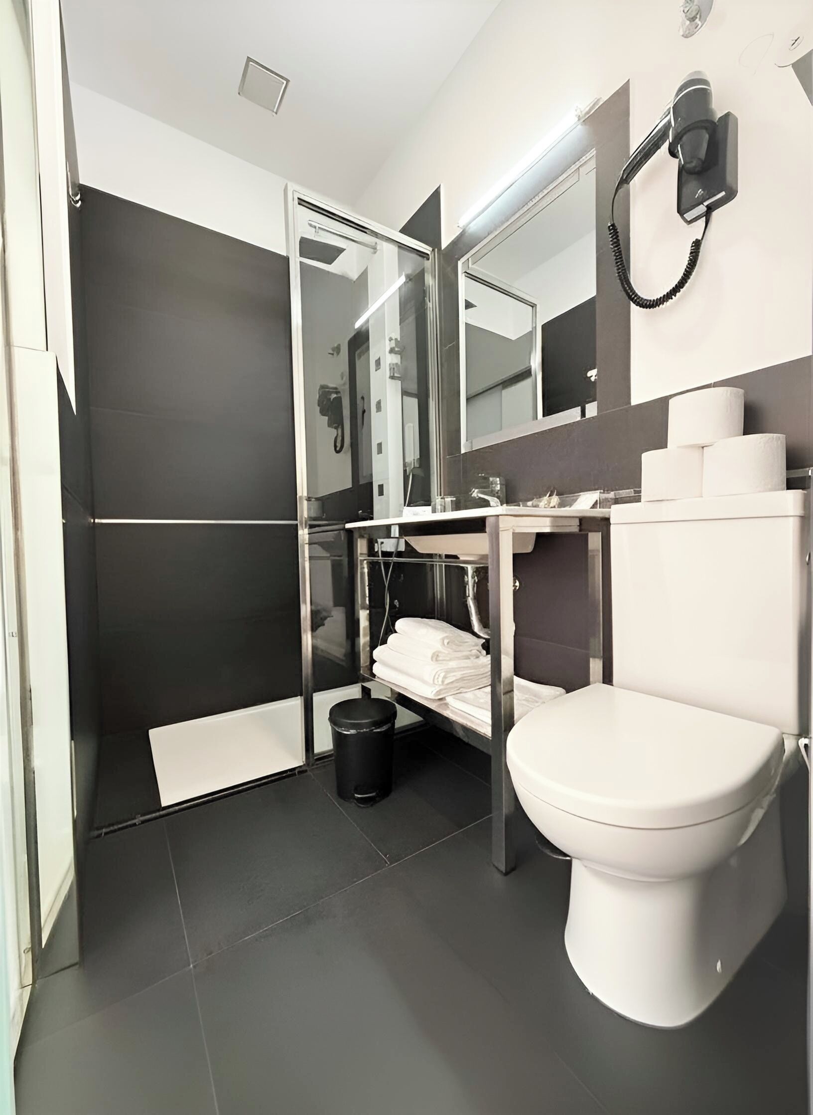 Een douche, gratis toiletartikelen, handdoeken