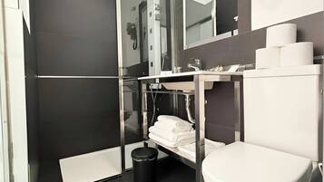 Een douche, gratis toiletartikelen, handdoeken
