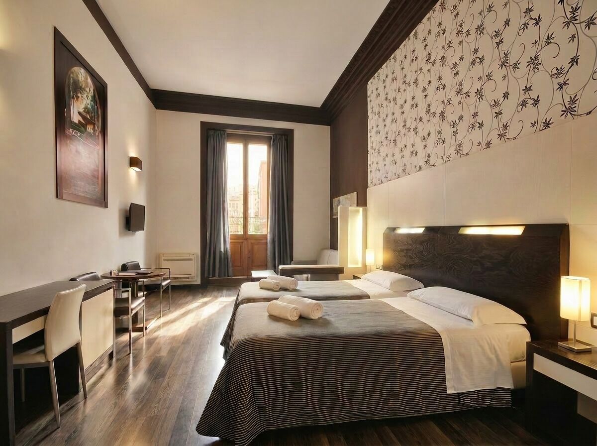 Suite, balkon (for 2 People) | Minibar, brankas, meja kerja, dan tirai kedap cahaya