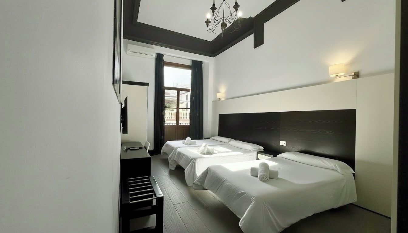 Kamar Triple | Minibar, brankas, meja kerja, dan tirai kedap cahaya