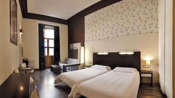 1 dormitorio, minibar, caja fuerte y escritorio