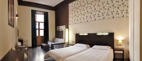 1 chambre, minibar, coffres-forts dans les chambres, bureau